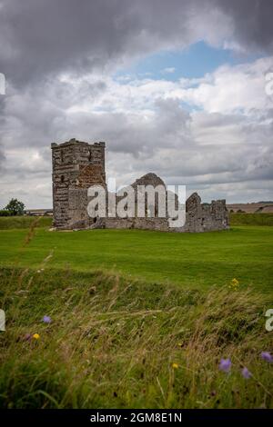 Knowlton Neolithisches Henge-Denkmal und zerstörte Kirche aus dem 12. Jahrhundert in der Nähe von Wimborne, Dorset, Großbritannien Stockfoto