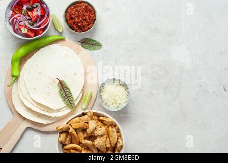Mexikanische Tacos mit Hühnerfleisch, Mais- und Tomatensauce. Lateinamerikanische Küche. Taco, Tortilla, Wrap. Banner. Draufsicht. Flach liegend Stockfoto