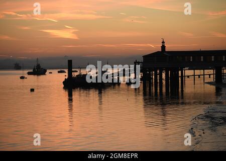 17/09/2021. Gravesend UK Ein Donnerstagmorgen Sonnenaufgang über der Themse in der Nähe von Gravesend in Kent. Das Bild zeigt die Royal Terrace der Port of London Authority Stockfoto