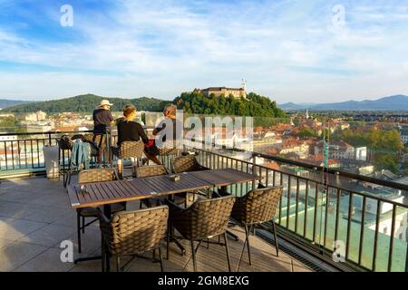 09.08.2021: Ljubljana, Slowenien: Arial Blick auf die Burg Ljubljanski Grad Laibacher Schloss und die Altstadt von Ljubljana vom Neboticnik aus Stockfoto