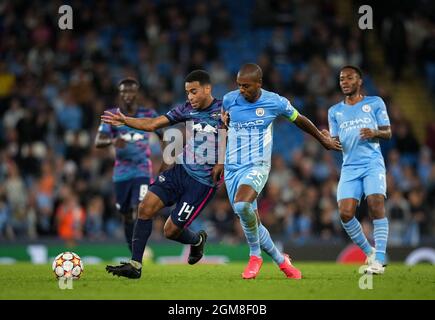 Manchester, Großbritannien. September 2021. Fernandeinha von man City & Tyler Adams von RB Leipzig während des UEFA Champions League-Gruppenspiel zwischen Manchester City und RB Leipzig am 15. September 2021 im Etihad Stadium, Manchester, England. Foto von Andy Rowland. Quelle: Prime Media Images/Alamy Live News Stockfoto