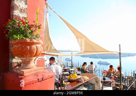 Ein Blick auf das Meer von der PK Cocktail Bar mit Menschen in Fira, Santorini, griechischen Inseln, Griechenland. Stockfoto