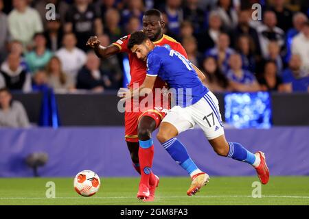 Ayoze Perez aus Leicester City konkurriert um den Ball mit Kalidou Koulibaly aus Neapel - Leicester City gegen SSC Napoli, UEFA Europa League Group C, King Power Stadium, Leicester, Großbritannien - 16. September 2021 Stockfoto