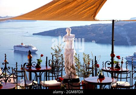 Ein Blick auf das Meer von der PK Cocktail Bar mit Menschen in Fira, Santorini, griechischen Inseln, Griechenland. Stockfoto