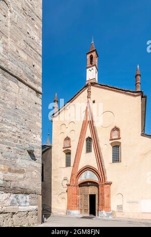 Die Stiftskirche von Santi Pietro e Orso im historischen Zentrum von Aosta, Italien, an einem sonnigen Tag Stockfoto