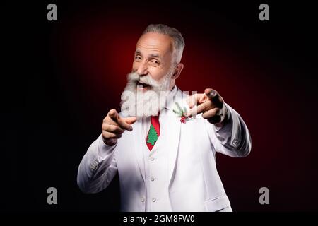 Foto von reifen Mann glücklich positive Lächeln zeigen Finger, die Sie wählen wählen isoliert über dunkle Farbe Hintergrund Stockfoto