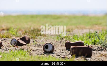 Reisende oder Touristen ließen vor langer Zeit Dosen fallen, die sehr rostig wie verschmutzter Müll am Strand waren. Zinn kann Schäden und Rost verursachen. Stockfoto