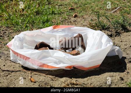 Plastiktüte mit Aluminiumdosen am Strand Stockfoto