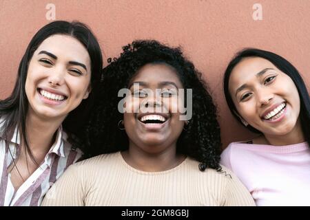 Glückliche multirassische Freunde, die Spaß haben, zusammen vor der Kamera zu lächeln Stockfoto