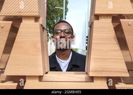 London, Großbritannien. September 2021. Der Künstler Jonah Luswata mit seinem Werk „Moonlight Towers“, das außerhalb der V&A liegt und Teil des Design Festival Brompton Design District ist. Das London Design Festival (LDF) findet vom 18. Bis 26. Oktober auf der V&A und in London statt.Quelle: Imageplotter/Alamy Live News Stockfoto