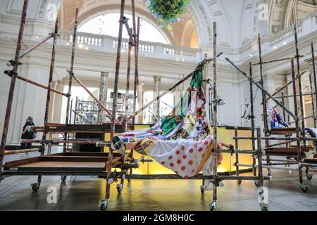 London, Großbritannien. September 2021. Resolve Collectives Installation "Made on Location" im großen Eingang des V&A.London Design Festival (LDF) findet vom 18. Bis 26. Oktober im V&A und an anderen Standorten in London statt.Quelle: Imageplotter/Alamy Live News Stockfoto