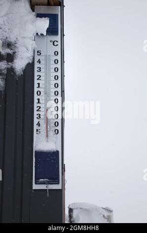 Großes Thermometer für den Außenbereich. Auf einer Skala von minus 17 Grad Celsius. Kaltes Saisonwetter. Schneebedeckt, winterlich Stockfoto