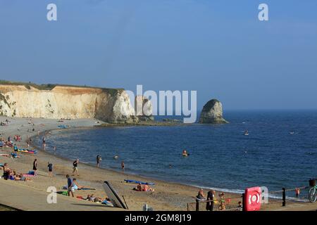 Freshwater Bay, Isle of Wight, 2021. Viele Einheimische und Touristen genießen den letzten Sommer in dieser kleinen, isolierten Bucht. Stockfoto