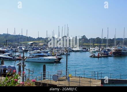 Yarmouth Marina, Isle of Wight, 2021. Yarmouth ist ein geschäftiges Hafengebiet, wo viele kleine Boote festgemacht werden, es ist eine malerische Küstenstadt und beliebt bei t Stockfoto