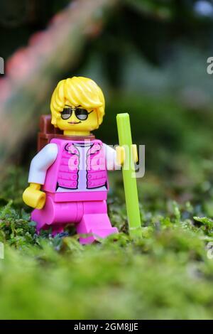 GREENVILLE, USA - 29. Aug 2021: Eine vertikale Nahaufnahme einer weiblichen lego Figur, die auf dem Gras in Greenville, USA, läuft Stockfoto