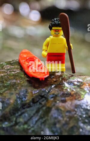 GREENVILLE, USA - 29. Aug 2021: Eine vertikale Nahaufnahme einer Lego-Figur mit einem Paddel und einem Boot in Greenville, USA Stockfoto