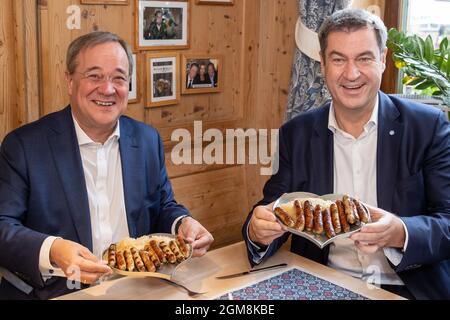 Nürnberg, Deutschland. September 2021. Markus Söder (r), CSU-Parteivorsitzender und Ministerpräsident Bayerns, und Armin Laschet, Kanzlerkandidat, CDU-Vorsitzender und Ministerpräsident von Nordrhein-Westfalen, essen gemeinsam Nürnberger Würstchen in einem Bratwurstrestaurant. Quelle: Daniel Karmann/dpa/Alamy Live News Stockfoto