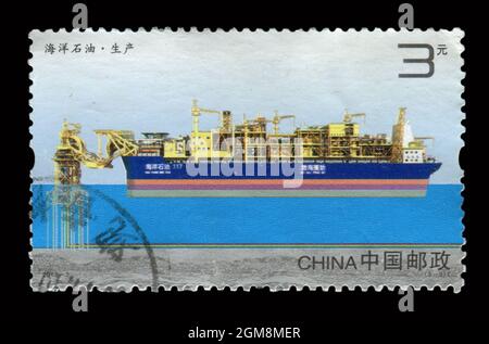 Die in China gedruckte Briefmarke zeigt das Bild des Offshore-Öls von 2013-2, um 2013. Stockfoto