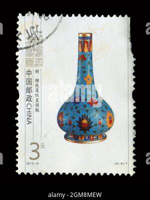 Die in China gedruckte Briefmarke zeigt das Bild der Vase von 2013-9, um 2013. Stockfoto