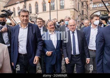 Nürnberg, Deutschland. September 2021. Markus Söder (l.), CSU-Parteivorsitzender und Ministerpräsident Bayerns, begrüßt Armin Laschet (m), Kanzlerkandidat der Union, Ministerpräsident von Nordrhein-Westfalen und CDU-Vorsitzender, gemeinsam zum Mittagessen in einem Bratwurstrestaurant. Quelle: Daniel Karmann/dpa/Alamy Live News Stockfoto