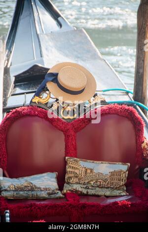 Nahaufnahme des Innenraums einer Gondel in einem Kanal in Venedig, Italien Stockfoto