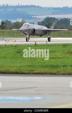 Mosnov, Tschechische Republik. September 2021. Das Mehrzweck-Flugzeug der 5. Generation F-35 Lightning II landete am 17. September 2021 in Ostrava, Tschechien, vor den Tagen der NATO und der tschechischen Luftwaffe am Wochenende. Kredit: Jaroslav Ozana/CTK Foto/Alamy Live Nachrichten Stockfoto