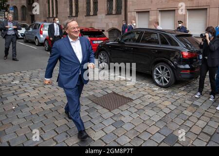 Nürnberg, Deutschland. September 2021. Armin Laschet, CDU/CSU-Kanzlerkandidat, Ministerpräsident von Nordrhein-Westfalen und CDU-Vorsitzender, kommt zu einem Essen mit dem bayerischen Ministerpräsidenten in einem Bratwurstrestaurant in der Innenstadt an. Quelle: Daniel Karmann/dpa/Alamy Live News Stockfoto