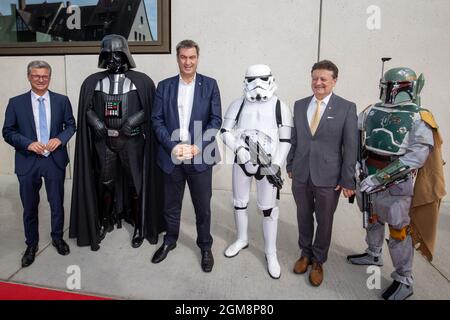 Nürnberg, Deutschland. September 2021. Bernd Sibler (CSU, l), Bayerischer Staatsminister für Wissenschaft und Kunst, Markus Söder (M), CSU-Parteivorsitzender und Ministerpräsident Bayerns, Und Wolfgang Heckl (r), Generaldirektor des Deutschen Museums, stehen bei der Eröffnung der neuen Niederlassung des Deutschen Museums Nürnberg als Figuren aus dem Film "Star Wars" gekleidet zwischen Schauspielern. Das Museum präsentiert Zukunftsthemen und diskutiert ethische Fragen. Nach eigenen Angaben ist es eines von vier zukünftigen Museen weltweit. Quelle: Daniel Karmann/dpa/Alamy Live News Stockfoto