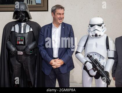 Nürnberg, Deutschland. September 2021. Markus Söder (M), CSU-Parteivorsitzender und Ministerpräsident Bayerns, steht bei der Eröffnung der neuen Niederlassung des Deutschen Museums Nürnberg als Figuren aus dem Film "Star Wars" gekleidet zwischen Schauspielern. Das Museum präsentiert Zukunftsthemen und diskutiert ethische Fragen. Nach eigenen Angaben ist es eines von vier zukünftigen Museen weltweit. Quelle: Daniel Karmann/dpa/Alamy Live News Stockfoto