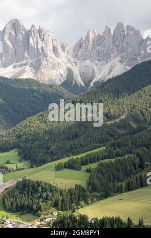 21. August 2021: Panorama der Geisler Dolomiten von Santa Maddalena, Val di Funes - Italien Stockfoto