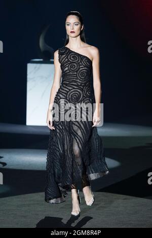 Madrid, Spanien. September 2021. Ein Model läuft auf der Fashionshow Hannibal Laguna während der Mercedes Benz Madrid Fashion Week 2021 auf der IFEMA über den Laufsteg. Kredit: SOPA Images Limited/Alamy Live Nachrichten Stockfoto