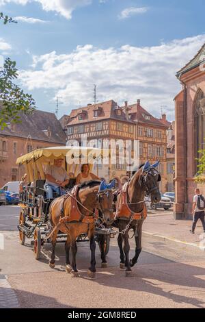 Colmar, Frankreich - 09 16 2021: Ein von zwei Pferden gezogener Touristenwagen im Stadtzentrum Stockfoto