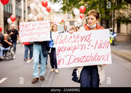 Hannover, Deutschland. September 2021. Die Slogans "Angst vor Armut in einem reichen Deutschland! Halt!“ Und „Genießen Sie den Ruhestand? - nicht in Deutschland" kann auf Plakaten von Demonstranten bei einer vom Sozialverband Deutschlands initiierten Demonstration gegen Armut gelesen werden. Quelle: Moritz Frankenberg/dpa/Alamy Live News Stockfoto