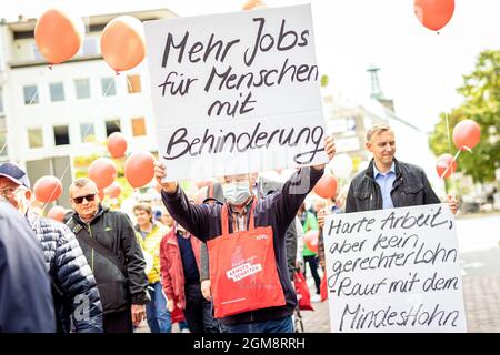 Hannover, Deutschland. September 2021. Die Slogans "Mehr Arbeitsplätze für Menschen mit Behinderungen" und "harte Arbeit, aber kein fairer Lohn - bis zum Mindestlohn" sind auf Plakaten von Demonstranten auf einer vom Sozialverband Deutschland initiierten Demonstration gegen Armut zu lesen. Quelle: Moritz Frankenberg/dpa/Alamy Live News Stockfoto