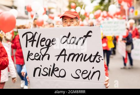 Hannover, Deutschland. September 2021. Der Slogan „Pflege darf kein Armutsrisiko sein“ ist auf einem Plakat eines Demonstrators auf einer vom Sozialverband Deutschland initiierten Demonstration gegen Armut zu lesen. Quelle: Moritz Frankenberg/dpa/Alamy Live News Stockfoto