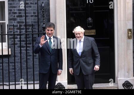 London, Großbritannien. September 2021. Premierminister Boris Johnson trifft den Präsidenten von Kurdistan, Nechirvan Barzani, an der Tür der Downing Street Nr. 10. Präsident Barzani wird Gespräche mit Boris Johnson führen. Kredit: Mark Thomas/Alamy Live Nachrichten Stockfoto