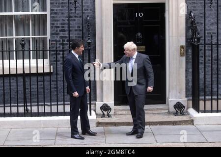 London, Großbritannien. September 2021. Premierminister Boris Johnson trifft den Präsidenten von Kurdistan, Nechirvan Barzani, an der Tür der Downing Street Nr. 10. Präsident Barzani wird Gespräche mit Boris Johnson führen. Kredit: Mark Thomas/Alamy Live Nachrichten Stockfoto