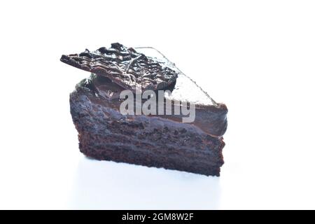 Schwarze Waldkuchen mit Creme Belag Schokolade auf weißem Hintergrund Stockfoto