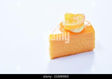 Orange Torte mit Creme Topping Obst auf weißem Hintergrund Stockfoto