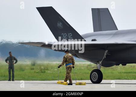 Mosnov, Tschechische Republik. September 2021. Das Mehrzweck-Flugzeug der 5. Generation F-35 Lightning II landete am 17. September 2021 in Ostrava, Tschechien, vor den Tagen der NATO und der tschechischen Luftwaffe am Wochenende. Kredit: Jaroslav Ozana/CTK Foto/Alamy Live Nachrichten Stockfoto