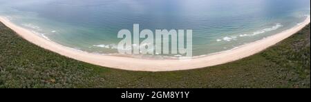 Das kalte, mit Nährstoffen gefüllte Wasser des Atlantiks spült an einen malerischen und leeren Strand in Eastham, Cape Cod, Massachusetts. Stockfoto