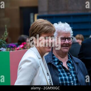 Die erste Ministerin Nicola Sturgeon und die schottische Krimiautorin Val McDermid beim Edinburgh International Book Festival, Schottland, Großbritannien Stockfoto