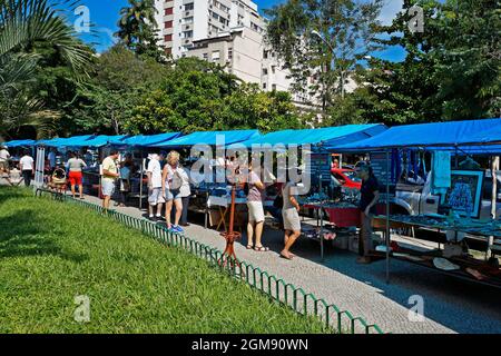 RIO DE JANEIRO, BRASILIEN - 4. MAI 2014: Menschen auf der Antiquitätenmesse in der Nähe von Gavea Stockfoto