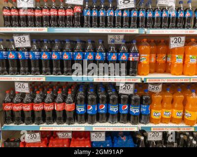 Kohlensäurehaltige alkoholfreie Getränke und Säfte wurden am 8. November 2021 in den Regalen eines Supermarkts in Pune India ausgestellt Stockfoto