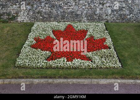 Kanadische Flagge aus Blumen als Erinnerung an kanadische Soldaten während der Ausschiffung am 19. August 1942 Stockfoto