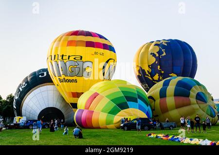 Igualada, Barcelona, 10. Juli 2021. 25. Europäisches Ballonfestival. Konzentration von aerostatischen Ballons Stockfoto