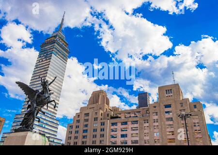 Torre Latinoamericana Hochhaus und Wahrzeichen in der Innenstadt von Mexiko City mit blauem Himmel. Stockfoto