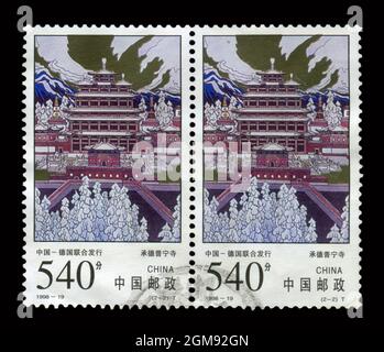 2 STÜCK SET Stempel gedruckt in China zeigt Bild des 1998-22 der Longquan Ofen-China's Ceramics, um 1998. Stockfoto