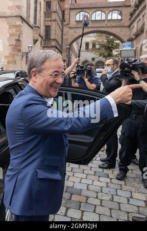 Nürnberg, Deutschland. September 2021. Armin Laschet, Kanzler-Kandidat der Union, Ministerpräsident von Nordrhein-Westfalen und CDU-Vorsitzender, steht nach einem gemeinsamen Mittagessen mit dem bayerischen Ministerpräsidenten in einem Bratwurstrestaurant neben seinem Dienstwagen. Quelle: Daniel Karmann/dpa/Alamy Live News Stockfoto