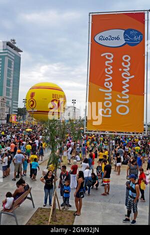 RIO DE JANEIRO, BRASILIEN - 20. AUGUST 2016: Auf dem Olympischen Boulevard (Boulevard Olimpico) von Rio de Janeiro haben die Menschen Spaß Stockfoto